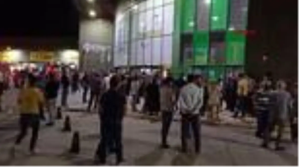 KOCAELİ İzmit\'te asker uğurlama töreninde sosyal mesafe unutuldu