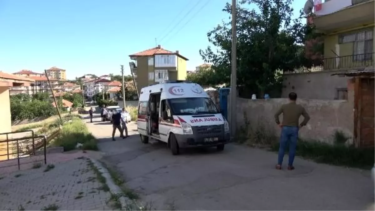 Koronavirüs testine gitmek istemeyen genç kız, kendisini odasına kilitledi