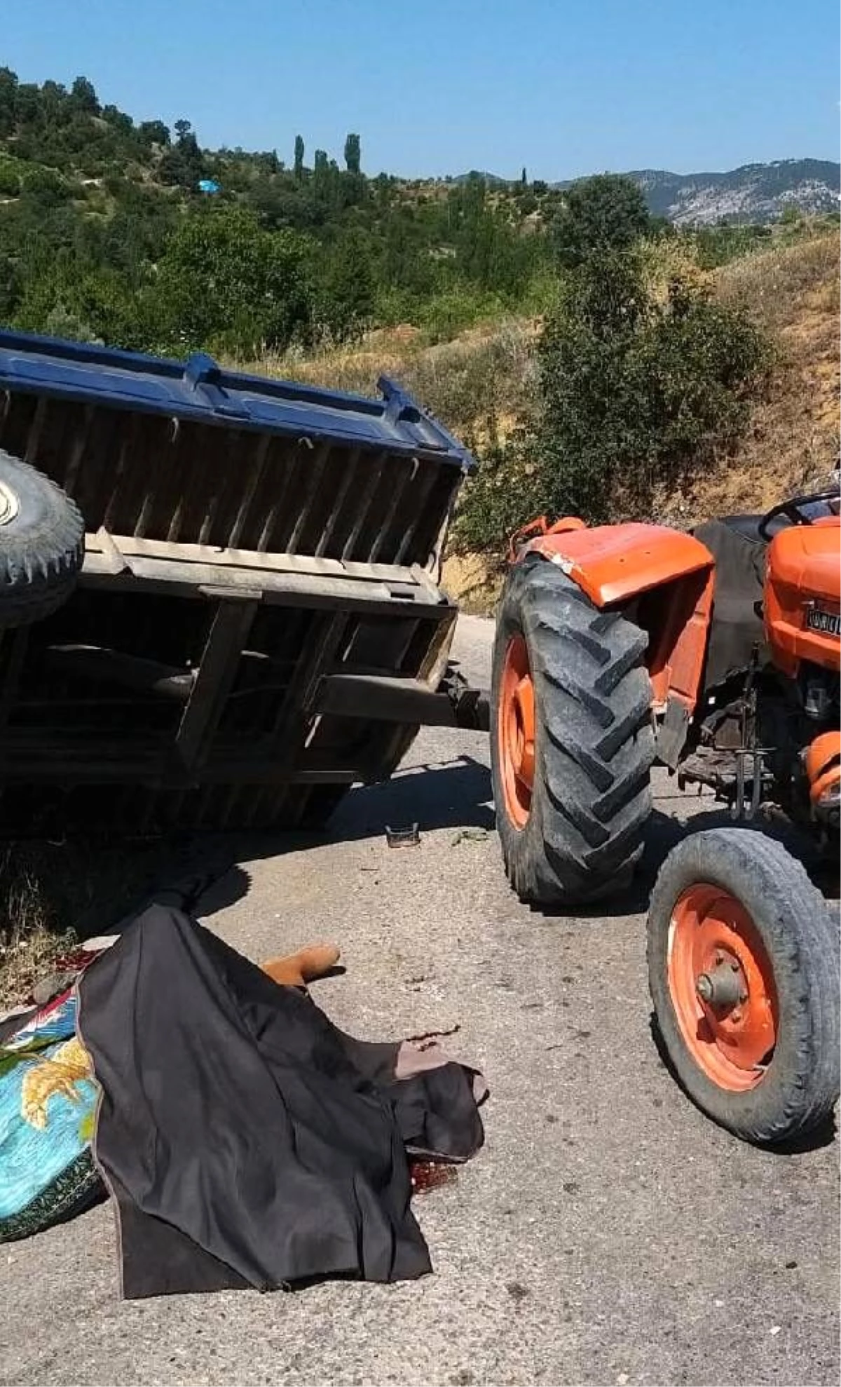 Kütahya\'da traktör şarampole devrildi: 2 ölü