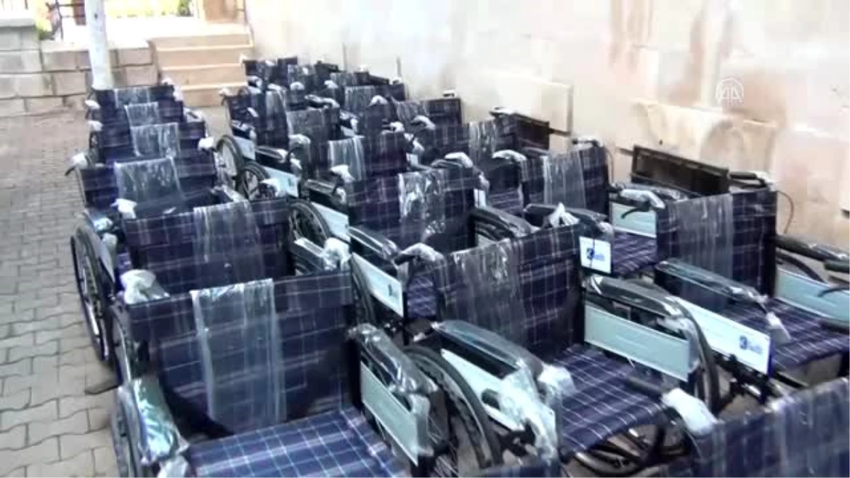 Midyat Belediye Başkanı Şahin, 40 tekerlekli sandalye yardımı sözünü yerine getirdi