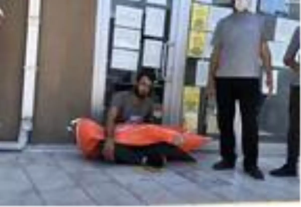 Organlarının çalındığını düşündüğü oğlunun cansız bedeniyle saatlerce sokakta oturdu