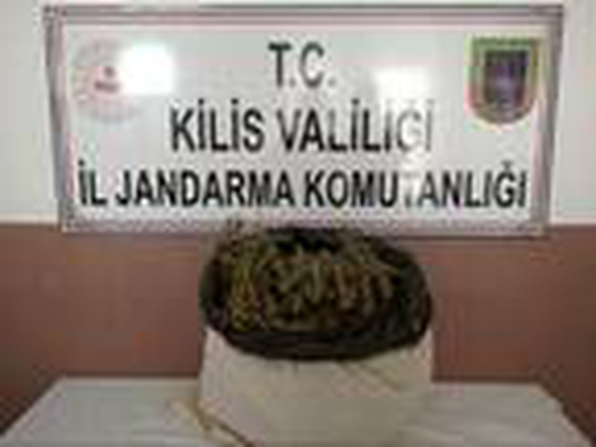 Sınıra bırakılan çuvaldan 5 kilo esrar çıktı