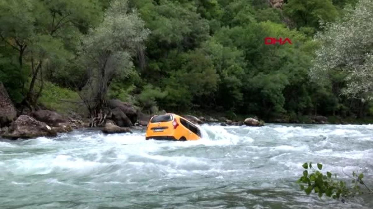 TUNCELİ Munzur Nehri\'ne devrilen taksinin sürücüsü kendi imkanıyla kurtuldu