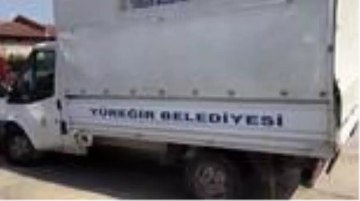 Yardım kolilerini taşıyan belediyeye ait kamyonet çalındı