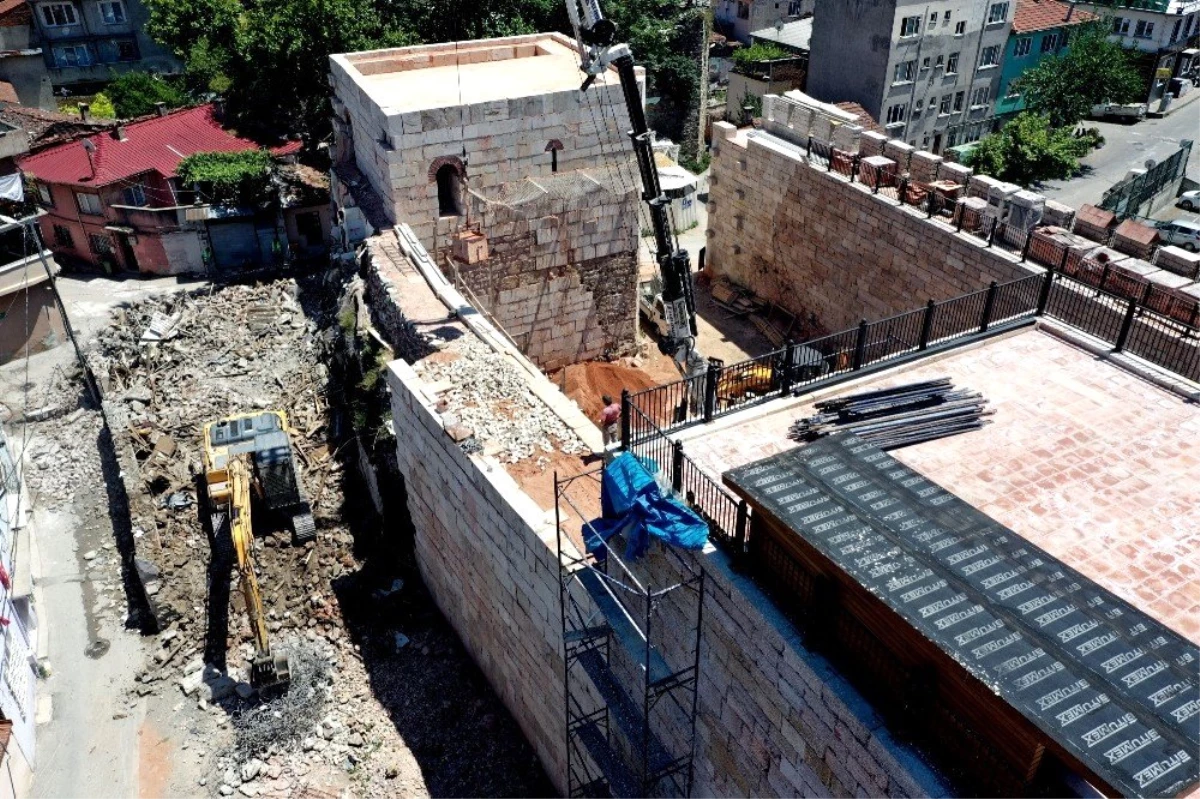 2300 yıllık surları kuşatan binalar yıkıldı