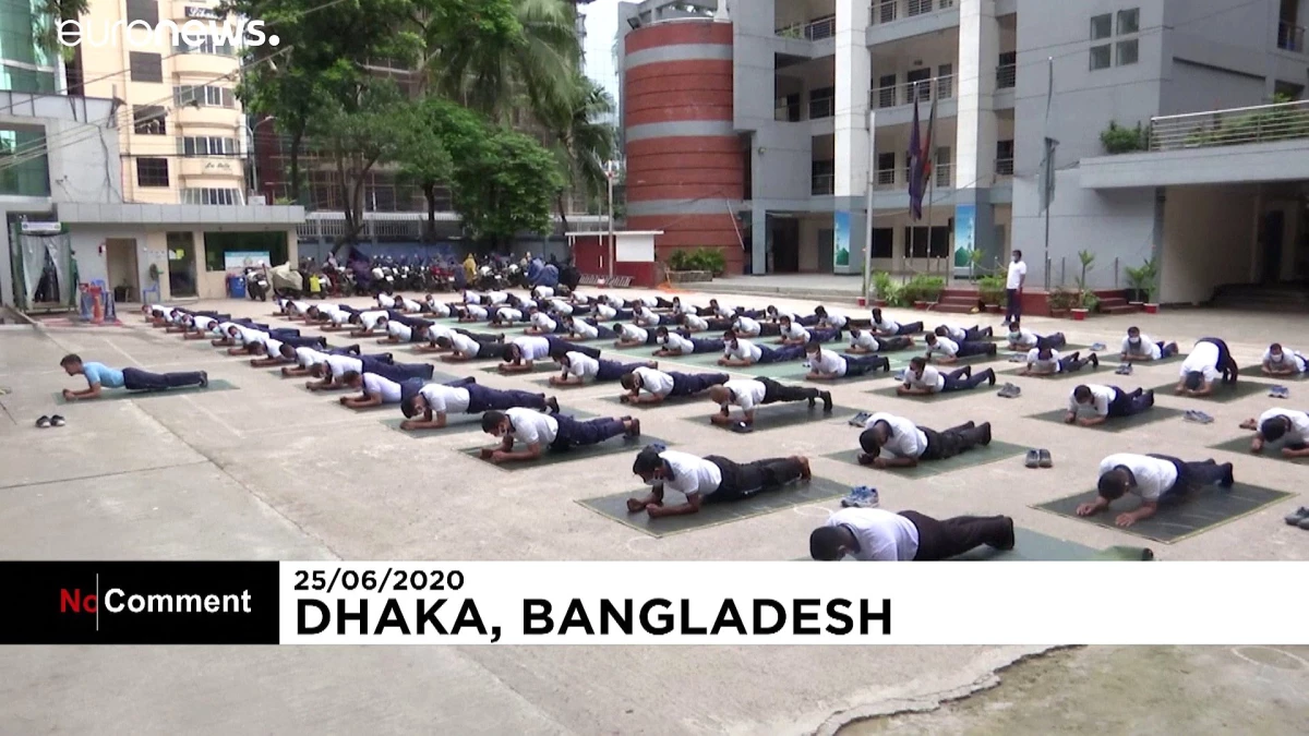 Bangladeş\'te polis memurlarının koronavirüse karşı silahı: Yoga