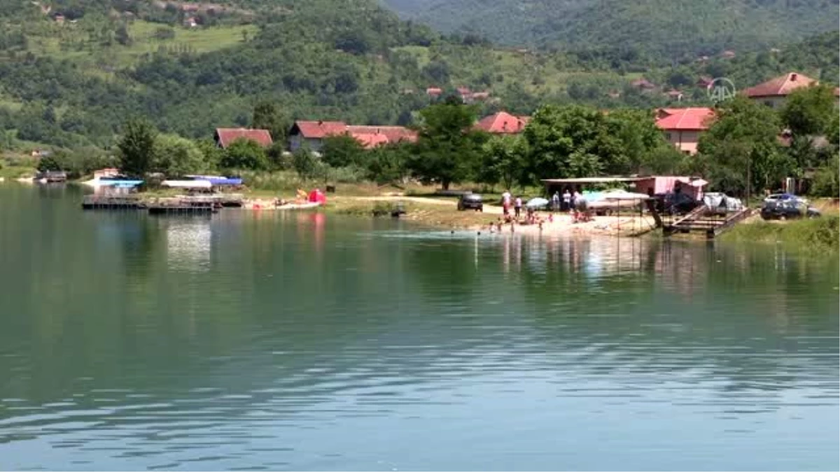Bosna Hersek\'teki Jablanica Gölü yaz günlerinin ilgi odağı oldu