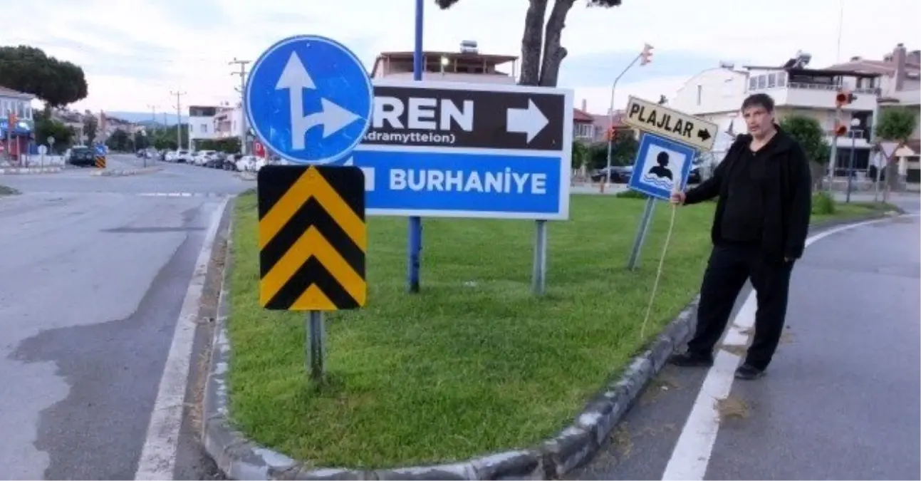 Burhaniye\'de şaşırtan yön levhası düzeltildi