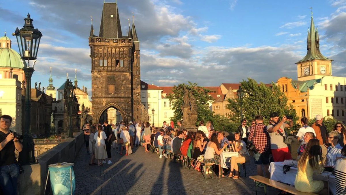 Çekler, Prag sokaklarında \'koronavirüse veda\' partisi yaptı