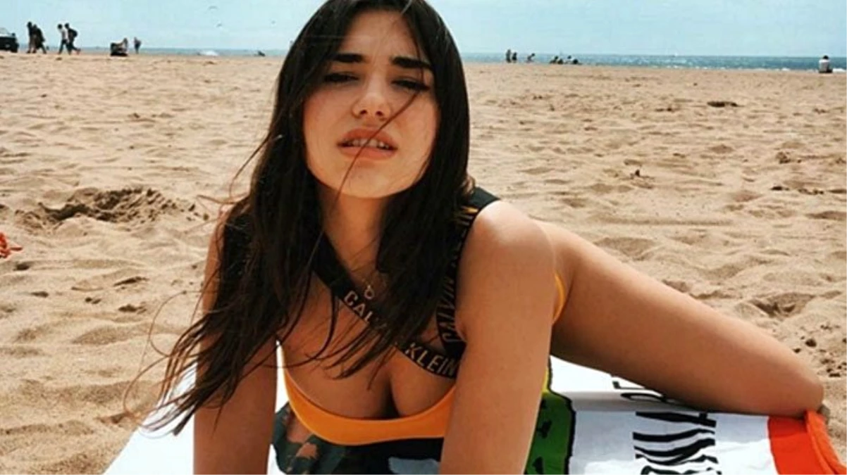 Dua Lipa, örgülü bikinisiyle ayna karşısında selfie yaptı
