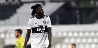 Emmanuel Adebayor, Paraguay ekibi Olimpia ile sadece 4 maça çıkıp yollarını ayırdı