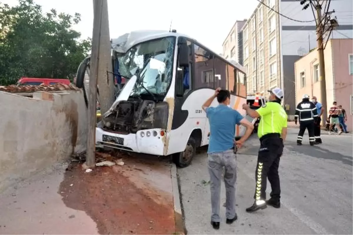 Freni boşalan midibüsü, elektrik direğine çarparak durdurdu