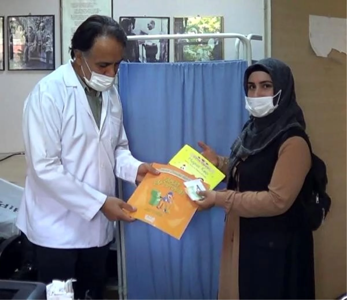 Hastalarına kitap dağıtan aile hekimi, kardelenlere de kitaplık yaptırıyor
