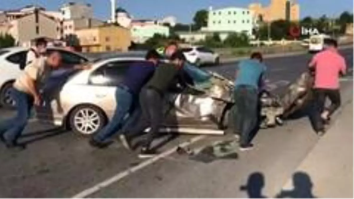 Hurdaya dönen arabadan burnu bile kanamadan çıktı