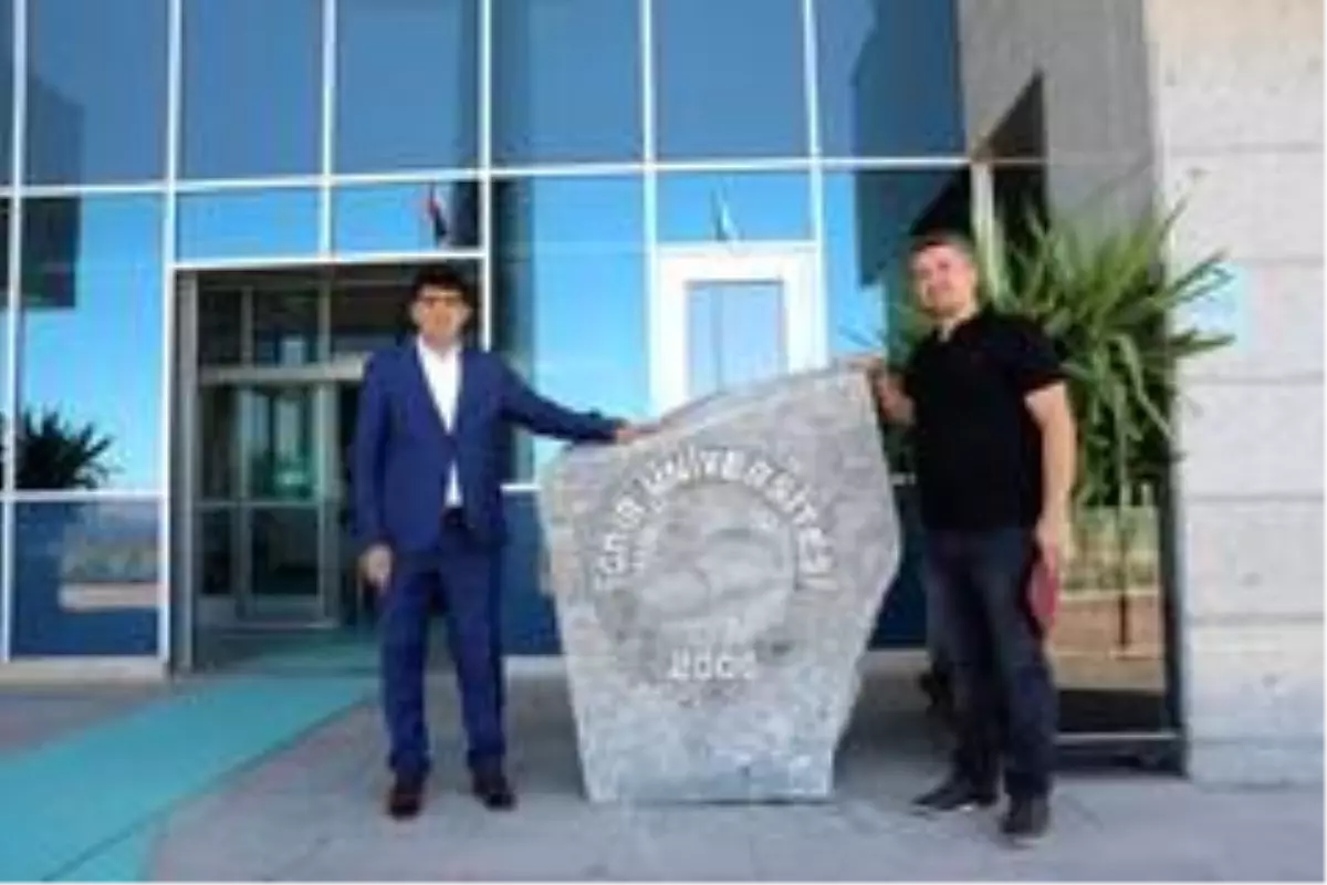 Kaya Tuzuna Iğdır Üniversitesinin logosu işlendi