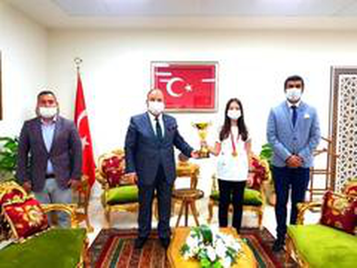 Online Halk Oyunları Yarışması birincisi ödülünü Kaymakam Yıldız\'dan aldı