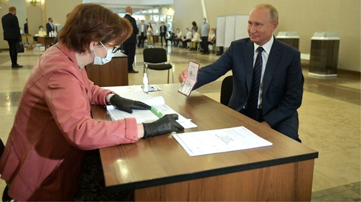 Putin, 2036\'ya kadar görevde kalmasını sağlayacak anayasa değişikliği referandumunda oy kullandı