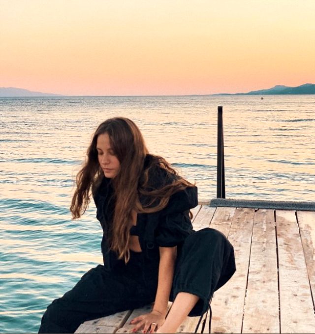 Tatil pozlarını paylaşan Serenay Sarıkaya'nın parmağındaki yüzük takipçilerini ikiye böldü