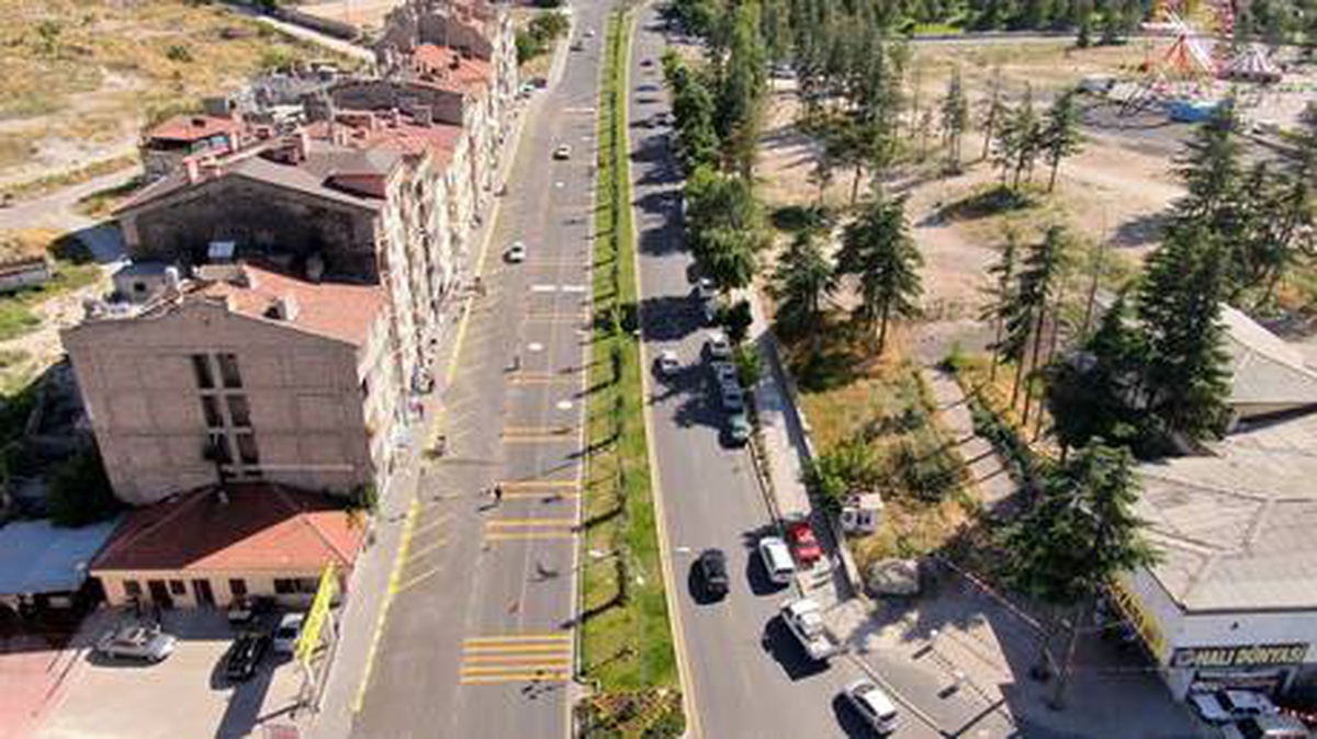 Trafikte yayalar ve güvenli sürüş için işaretlemeler sürüyor
