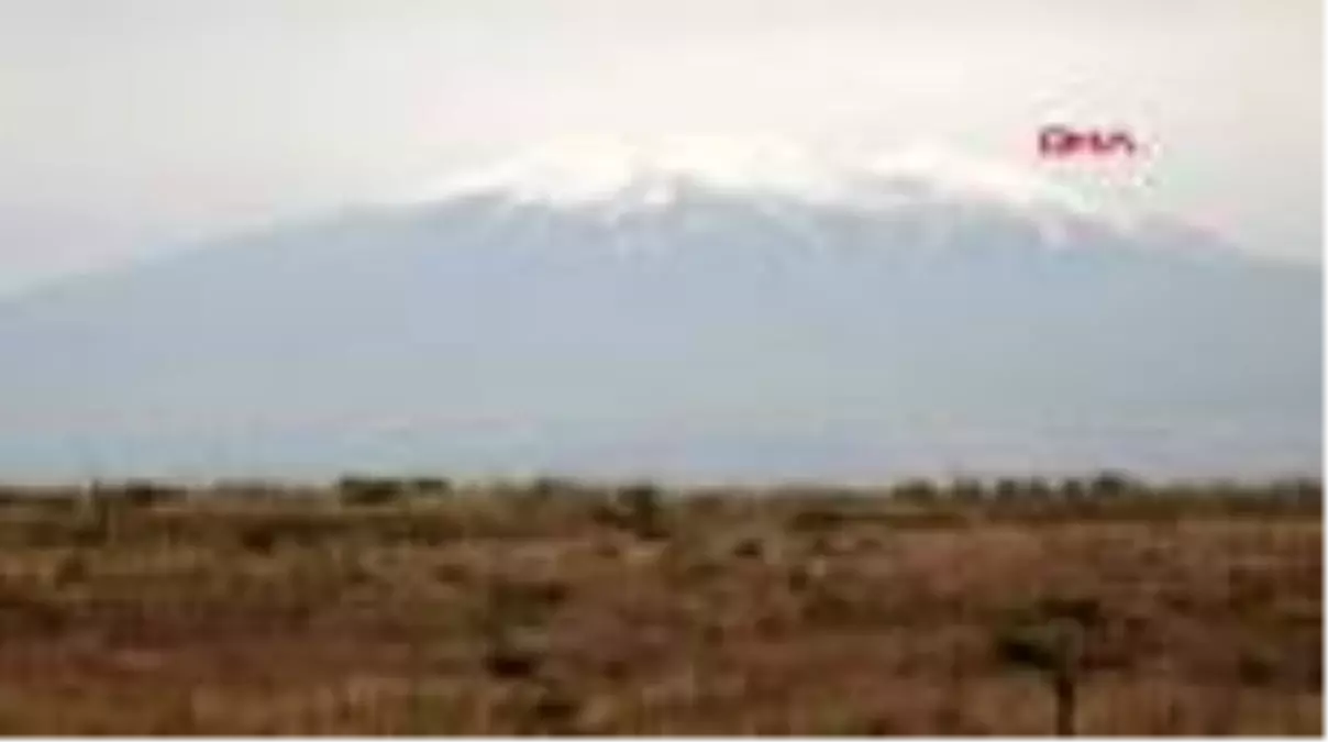 VAN Süphan Dağı zirvesi, yağan karla beyaza büründü