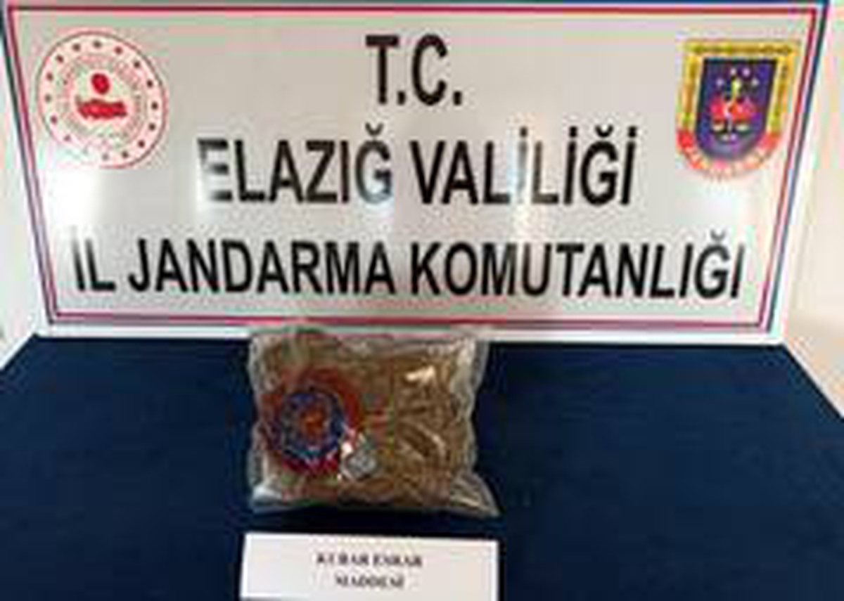 Son dakika... Yolcunun çantasından yarım kilo esrar çıktı