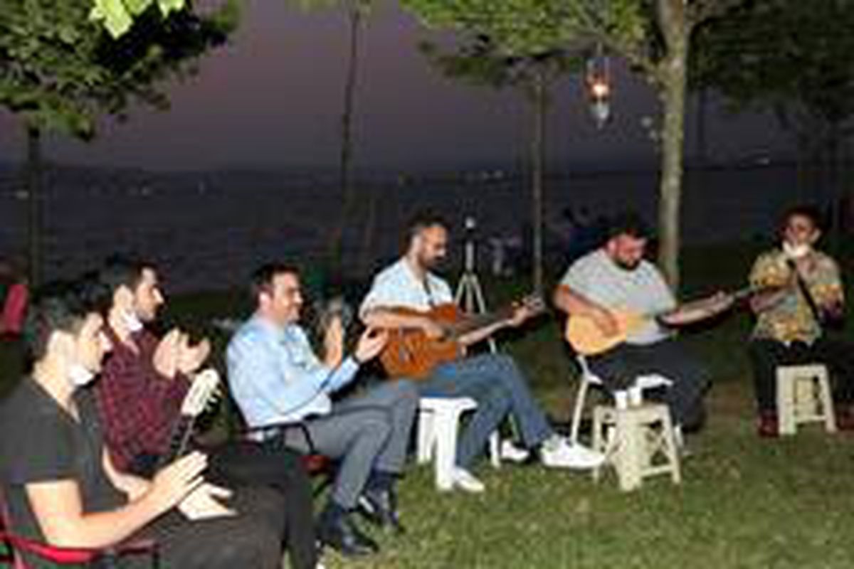 Başkan Özlü, gençlerin canlı müzik keyfine ortak oldu