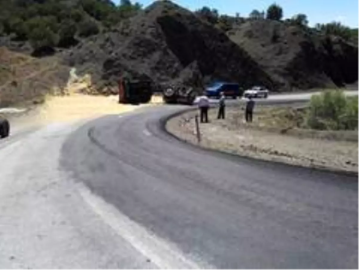 Buğday yüklü traktör devrildi: 2 Yaralı