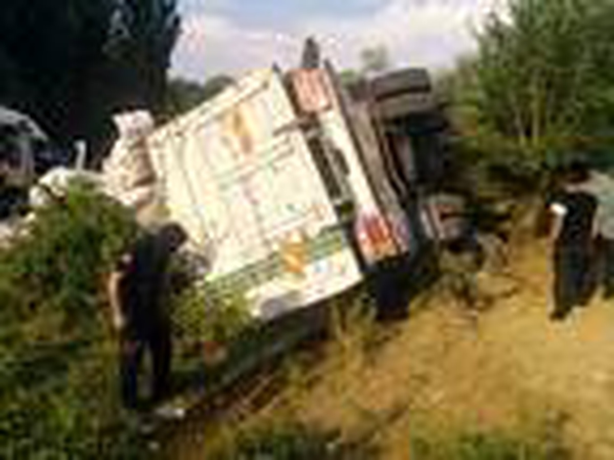 Freni boşalan kamyon kontrol noktası yakınında devirdi: 2 yaralı