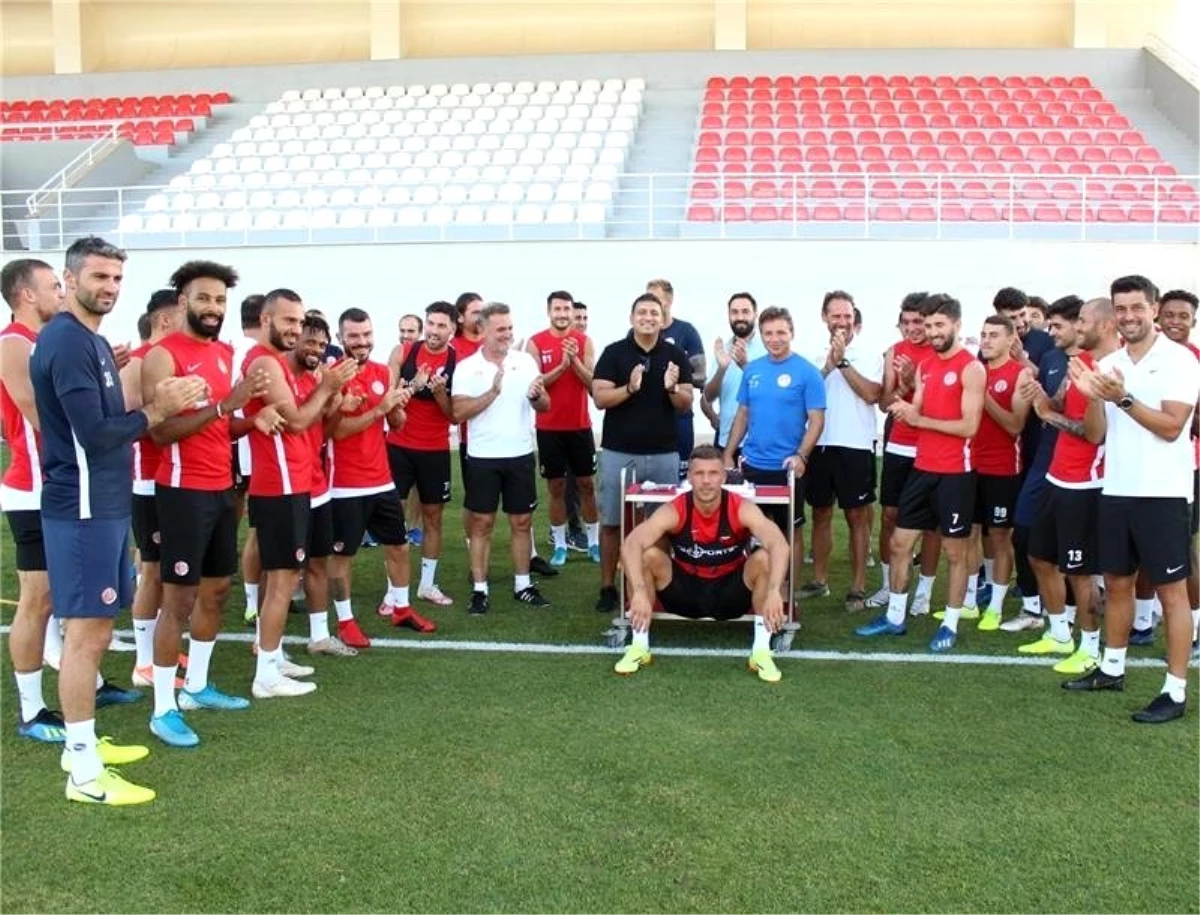 FT Antalyaspor\'da Teknik Direktör Tamer Tuna\'ya doğum günü sürprizi