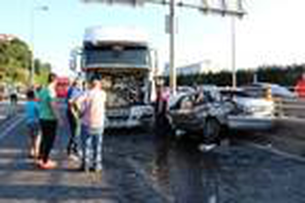 Hafriyat kamyonuyla çarpışan otomobildeki 3 kişi yaralandı