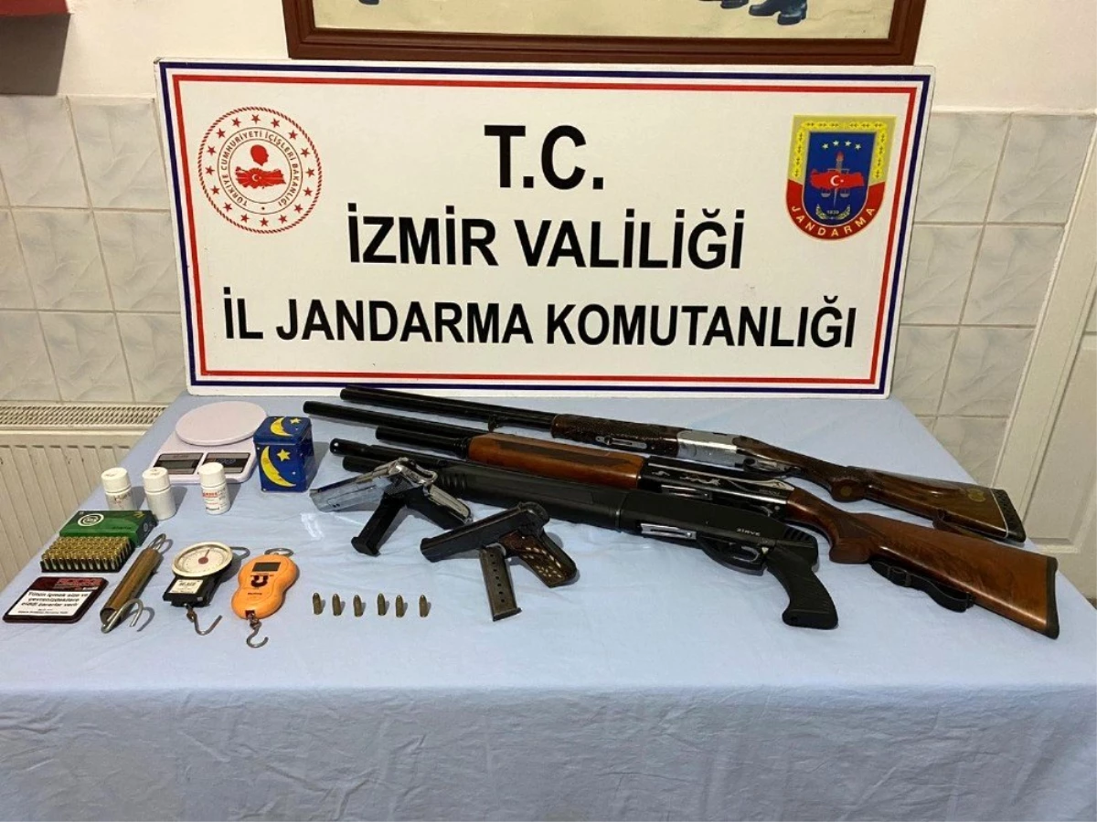 İzmir\'de Hint keneviri ve silah ele geçirildi