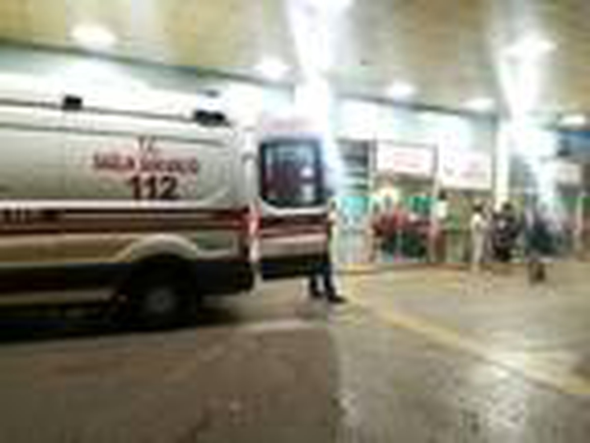 İzmir\'de, seyyar çiçekçiler arasında bıçaklı \'yer\' kavgası: 3 yaralı