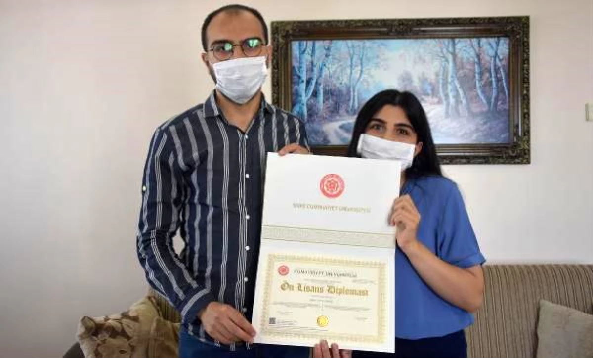 Rektör, lösemili Ahmet\'in diplomasını evinde teslim etti