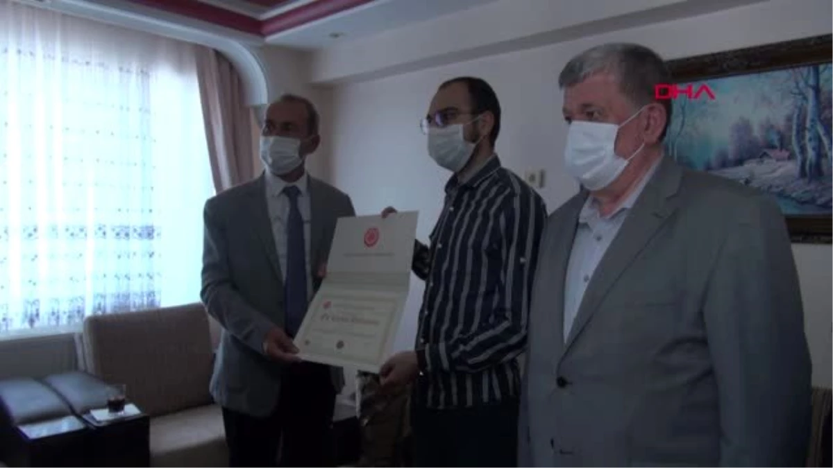 SİVAS Rektör, lösemi hastası Ahmet\'in diplomasını evine götürdü