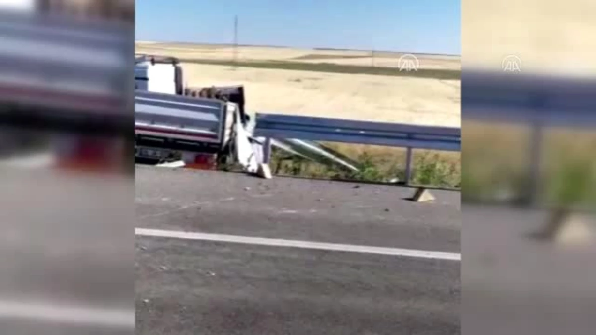Traktörle tır çarpıştı: 2 yaralı
