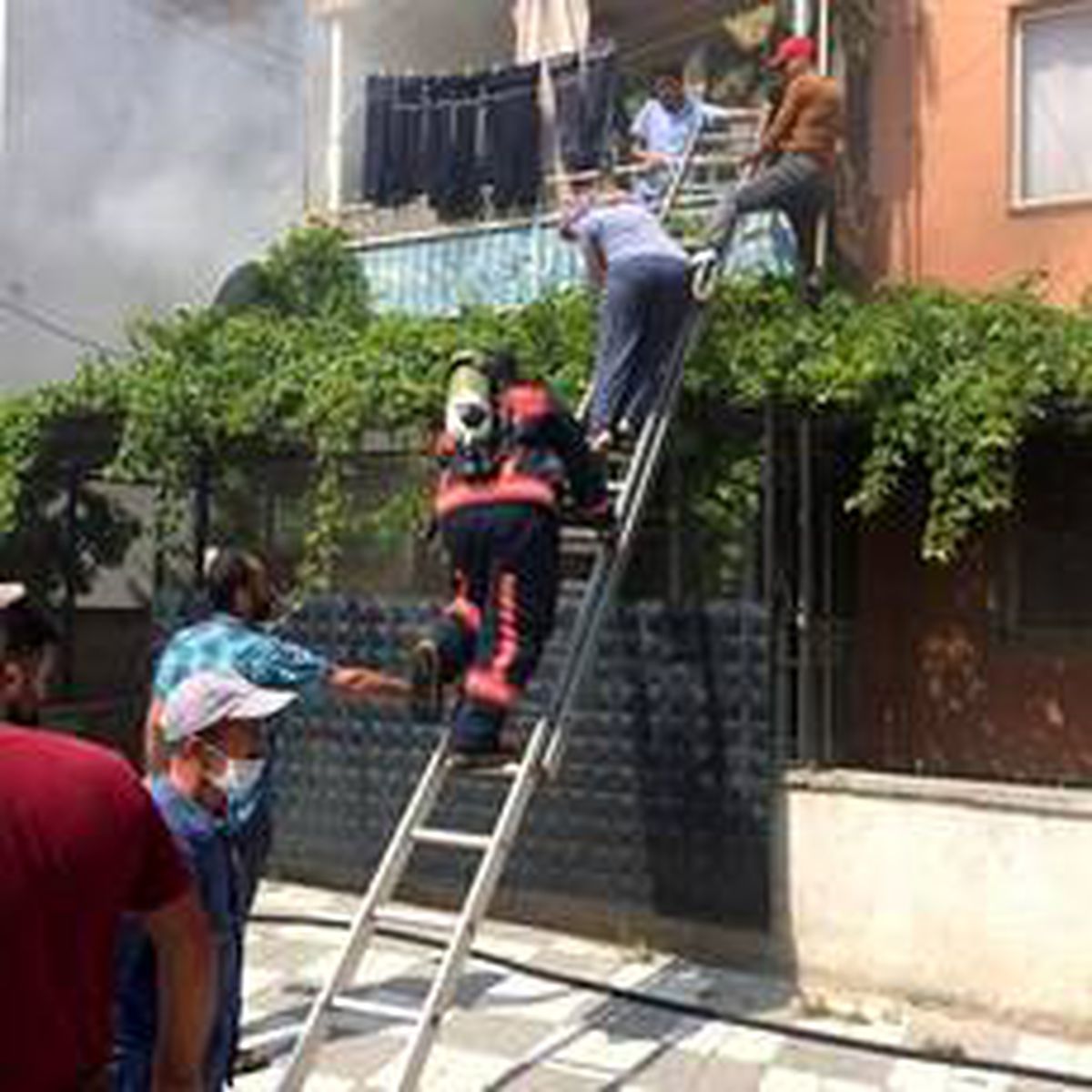 Yangında mahsur kalan iki kişiyi itfaiye kurtardı