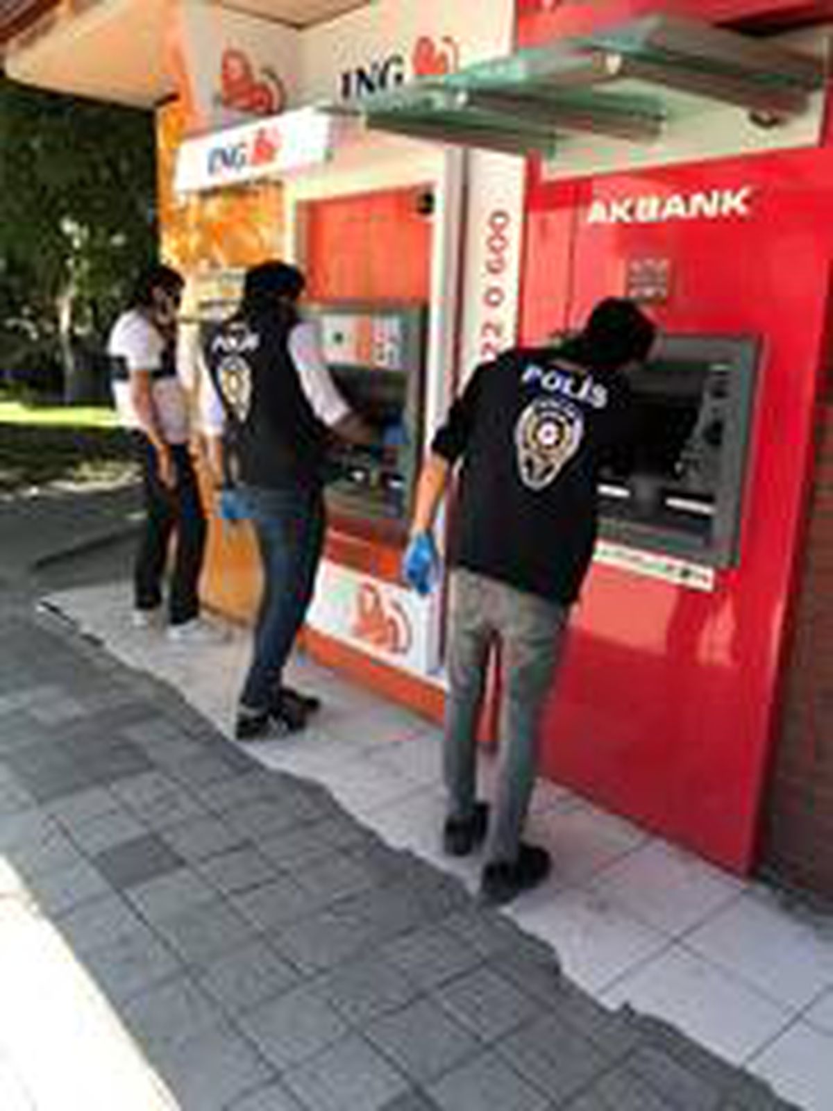 Son dakika haberleri! ATM\'leri gezerek tek tek kontrol ettiler