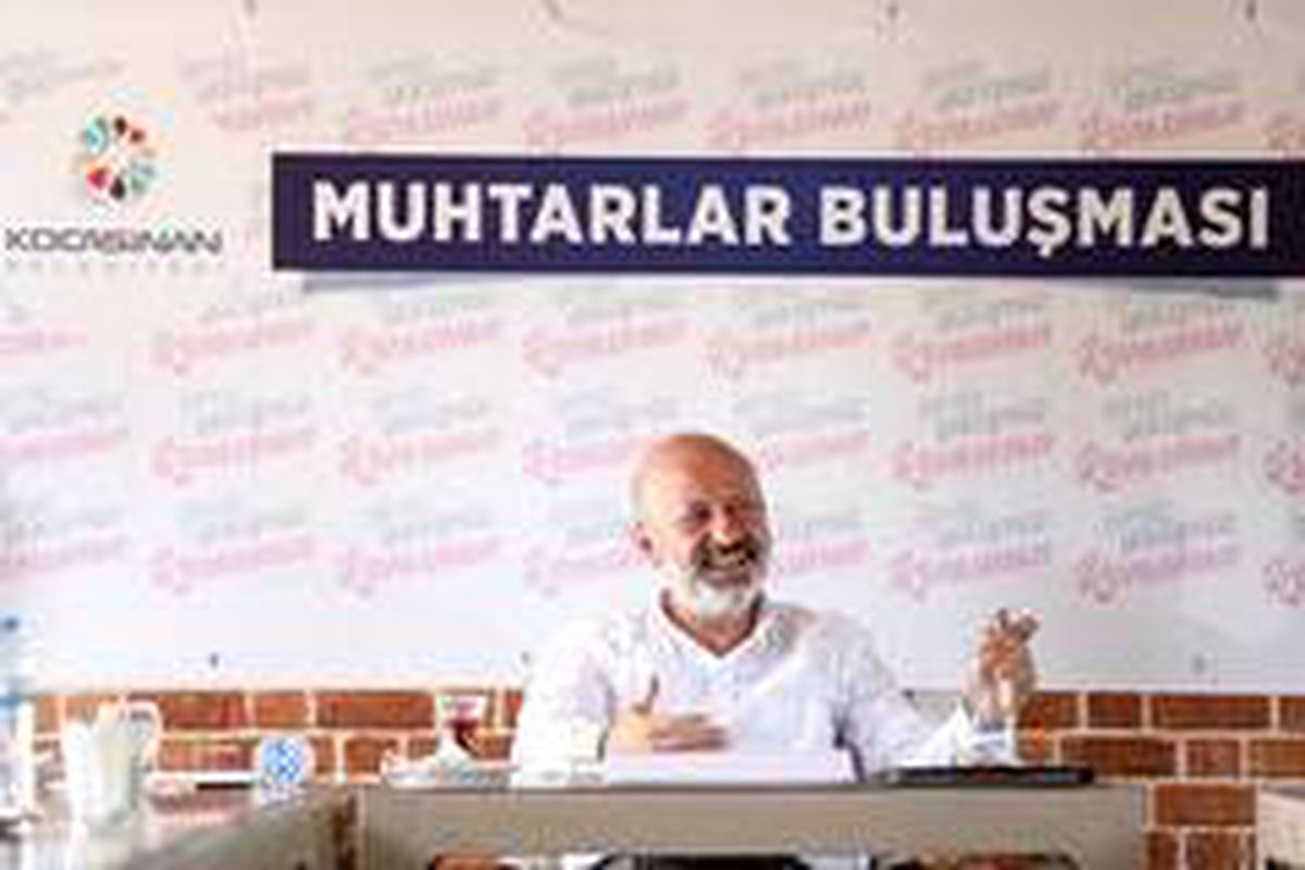 Başkan Çolakbayrakdar, muhtarlarla bir arada