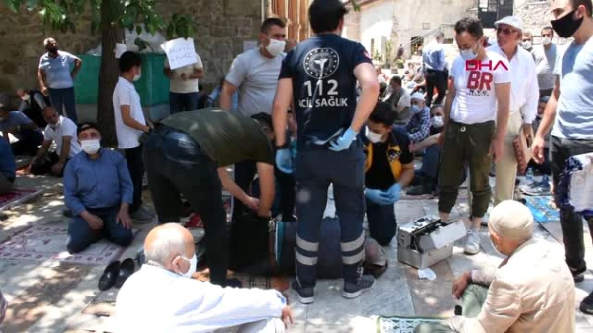 Cuma namazını beklerken cami bahçesinde kalp krizi geçirdi