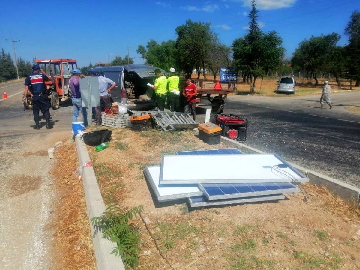 Denizli\'de hafif ticari araç ile traktör çarpıştı: 5 yaralı