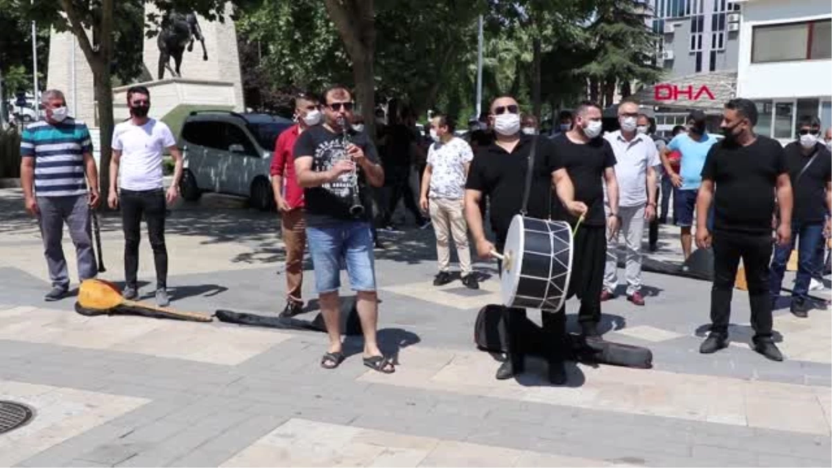 Denizli\'de sokak düğünleri yasaklandı, müzisyenler eylem yaptı