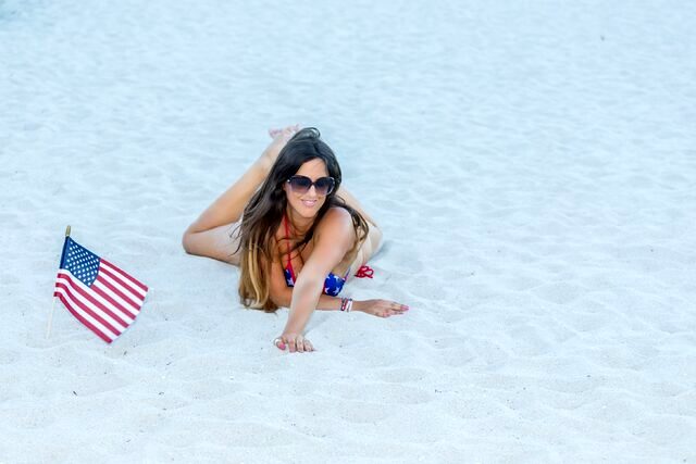 Dünyaca ünlü model Claudia Romani, ABD'nin kurtuluşunu bayraklı bikinisiyle kutladı