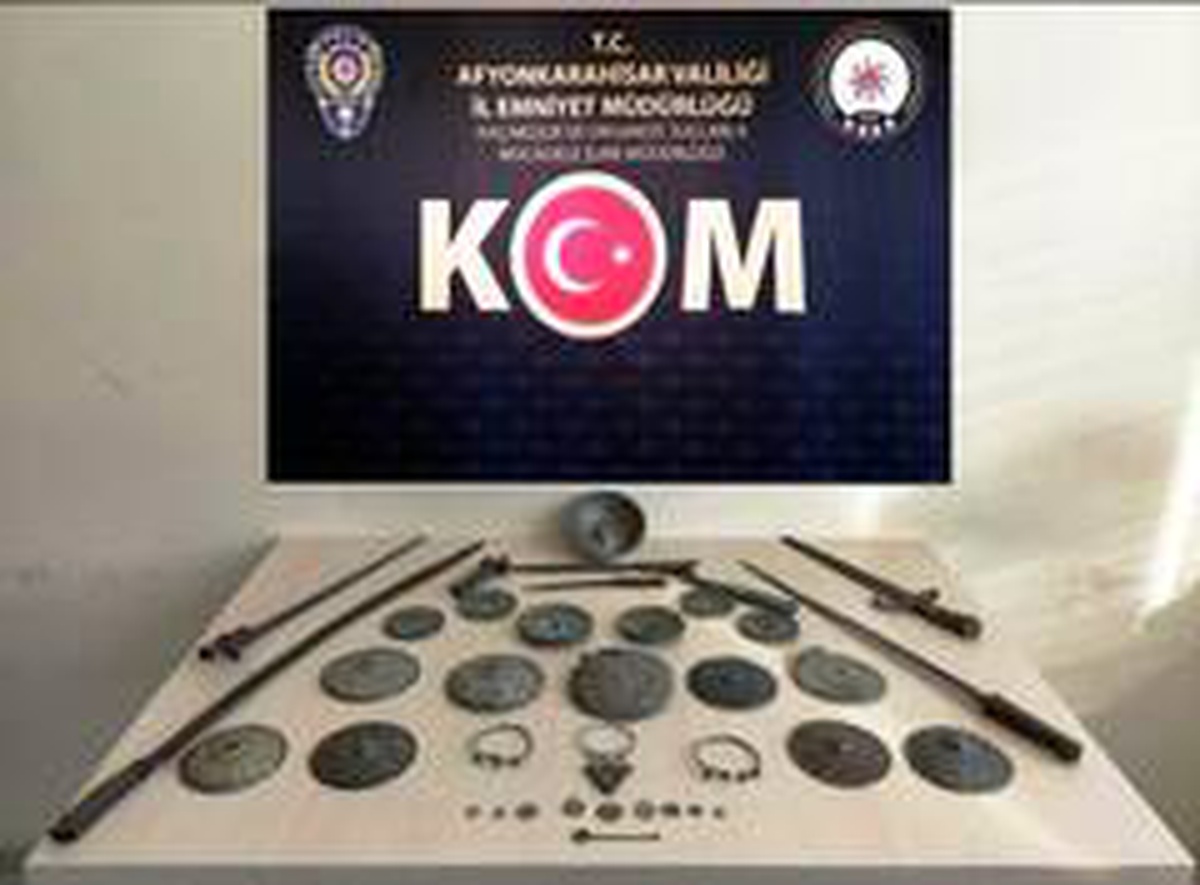 Ellerindeki tarihi eserleri satmaya çalışırken yakalandılar