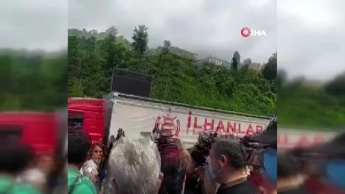 Gürcistanlı kadın işçiler, Sarp Sınır Kapısı\'nın açılmamasını protesto etti