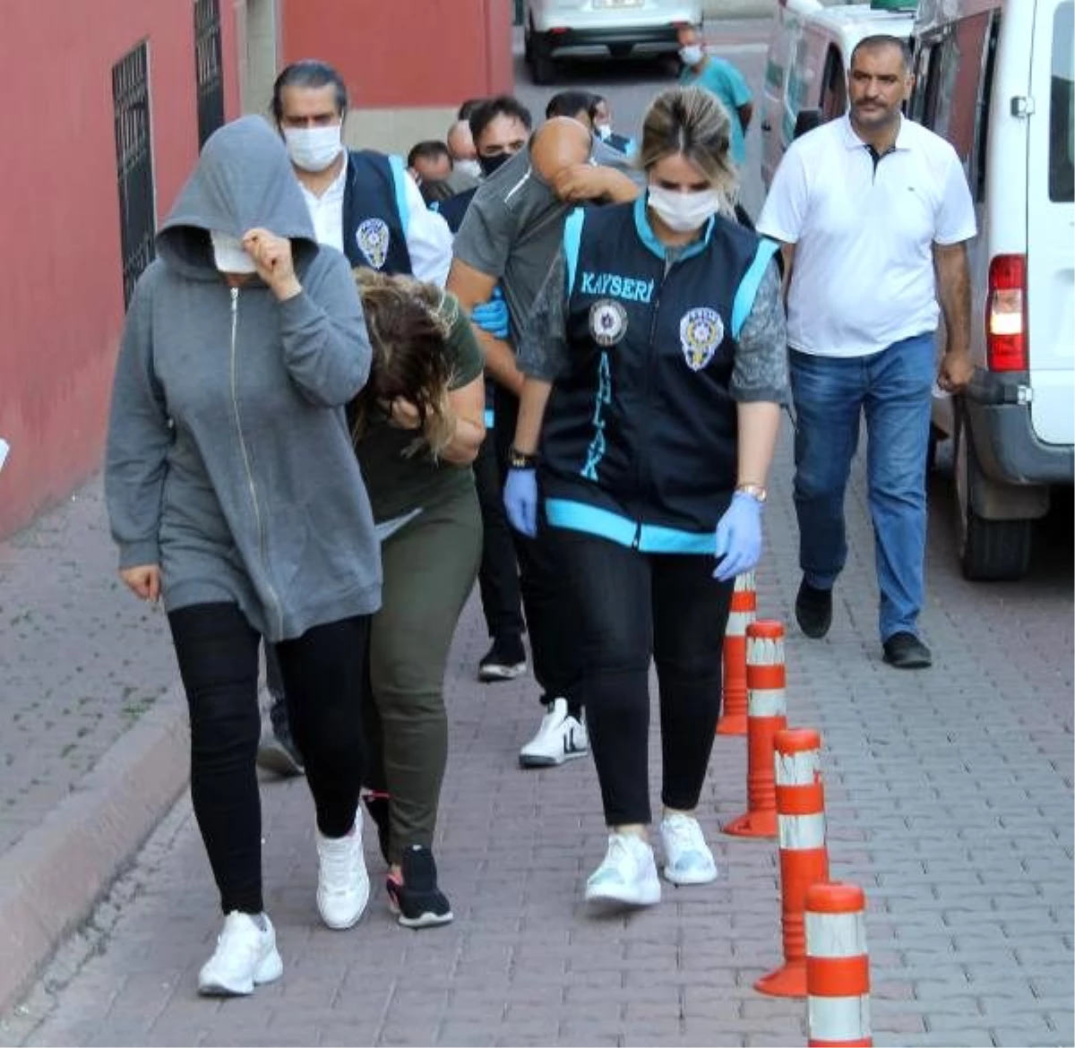 Kayseri\'de fuhuş operasyonu: 3\'ü kadın 8 gözaltı