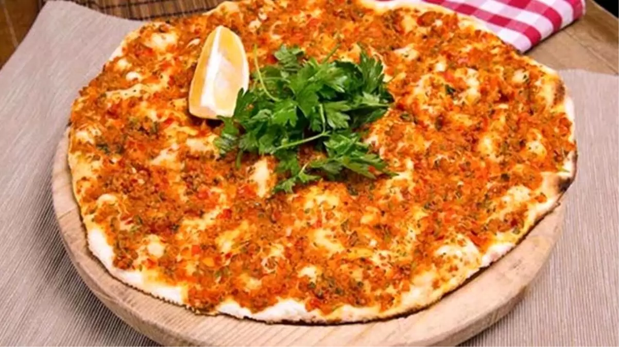 Lezzet kentleri anlaşamıyor: Lahmacun sarımsaklı mı olur soğanlı mı?