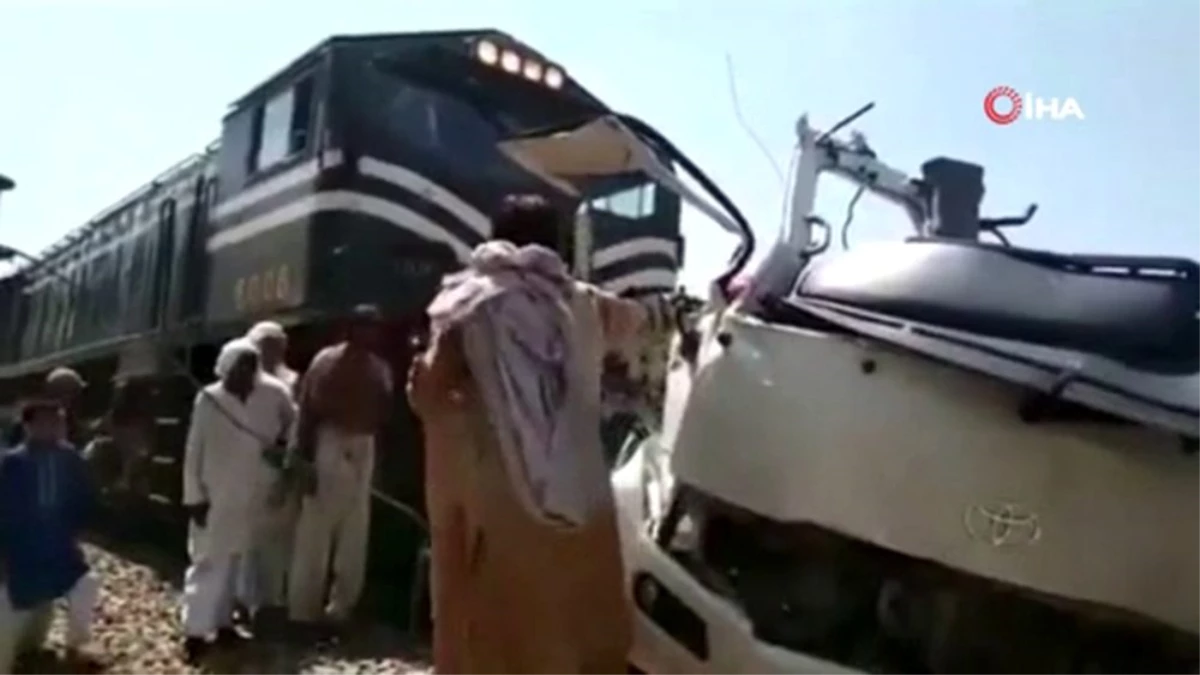Pakistan\'da tren, yolcu otobüsüne çarptı: 19 ölü