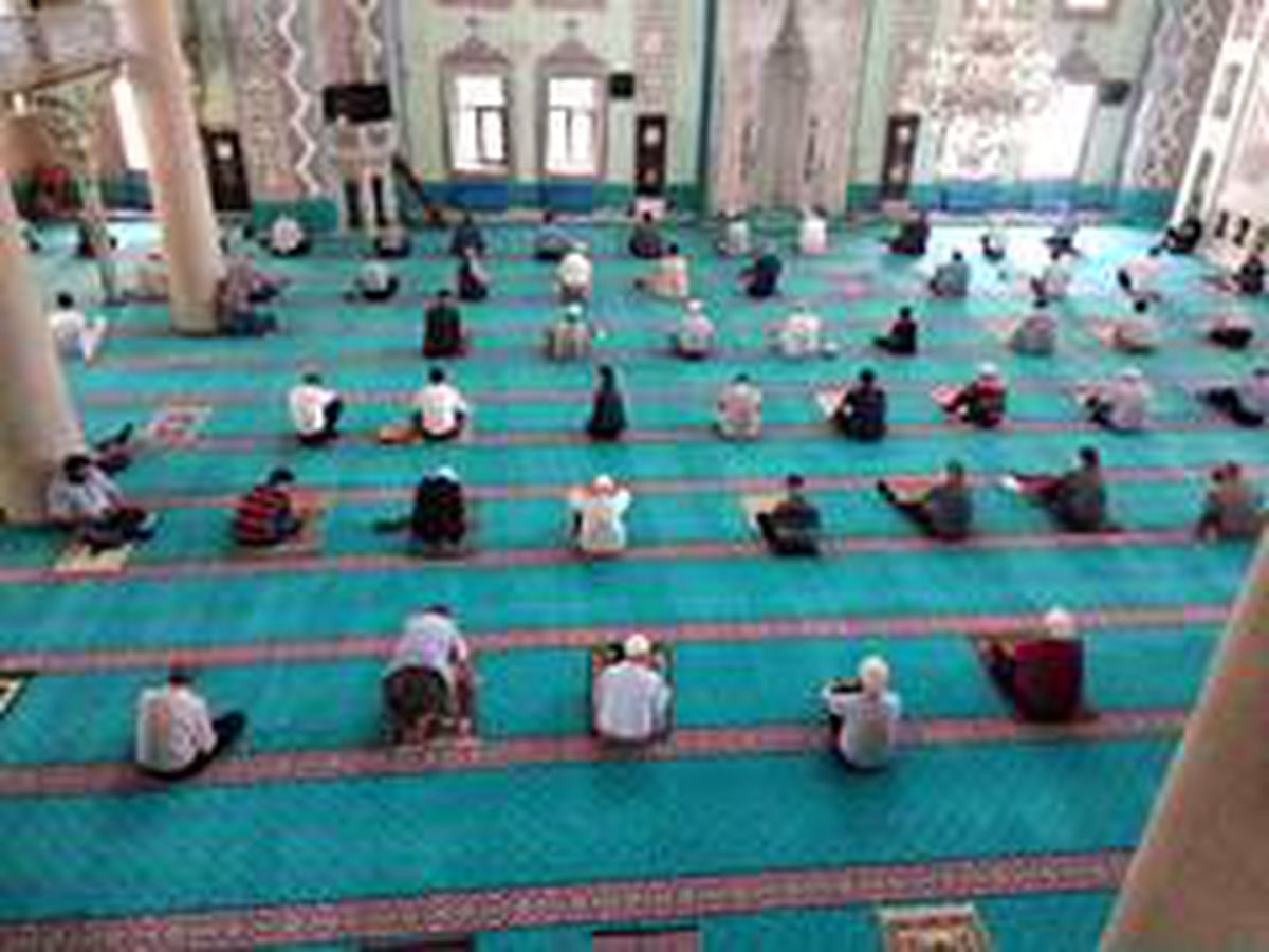 Reşadiye Camii içerisinde 107 gün sonra cuma namazı kılındı