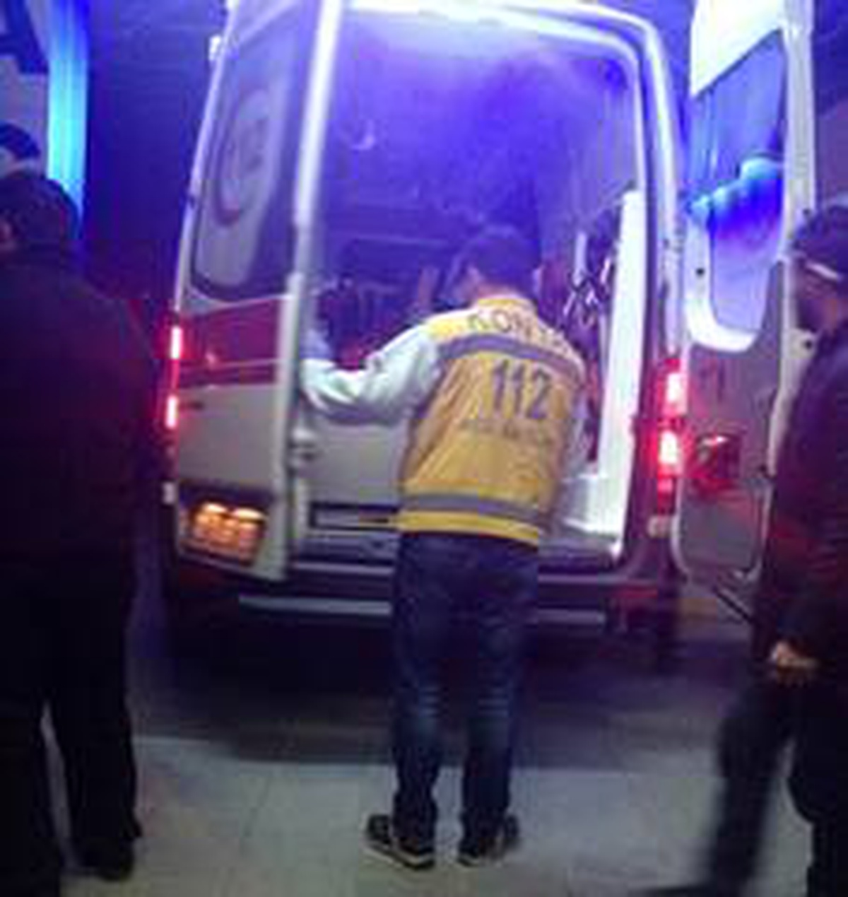 Saman balyalarını istiflerken düşen genç yaralandı