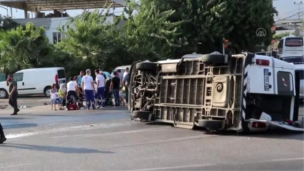 Tarım işçilerini taşıyan minibüs ile otomobil çarpıştı: 11 yaralı